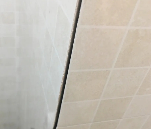 秦都瓷砖空鼓维修公司分享阳台瓷砖脱落的修复过程可以分为以下几个步骤