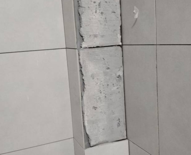 秦都瓷砖空鼓维修公司分享下瓷砖施工前基层浇水润湿程度不足，可能导致以下问题