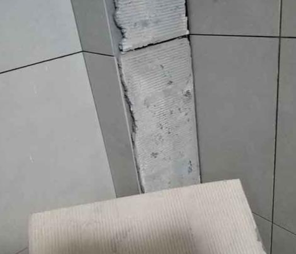 秦都瓷砖空鼓维修公司分享下厨房瓷砖脱落的补救措施。